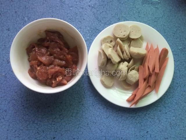肉丸切成薄片，火腿切成小块，前腿瘦肉切成薄片用盐，蚝油腌制入味备用。
