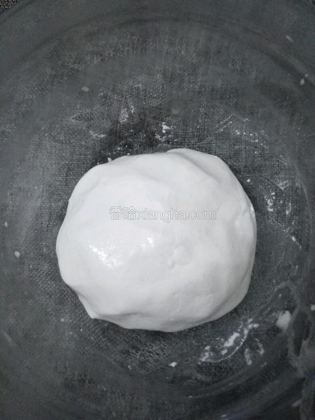 面粉加适量热水揉成团。