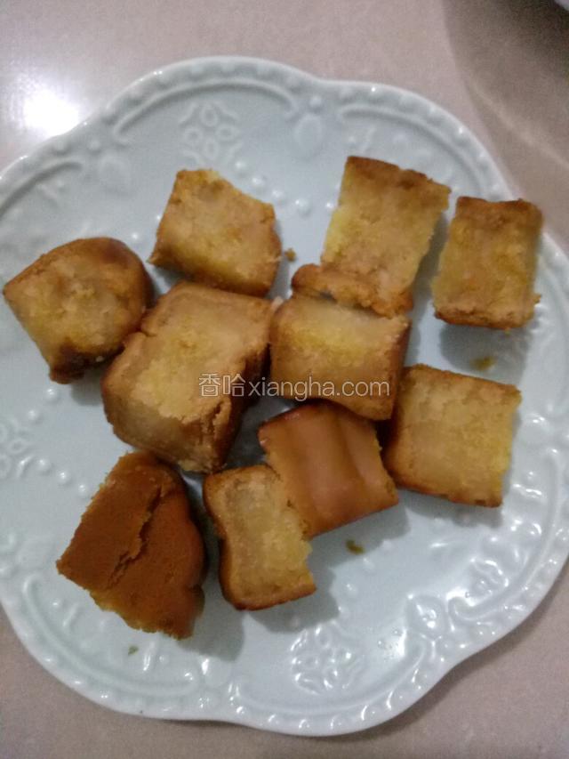 月饼切成块。