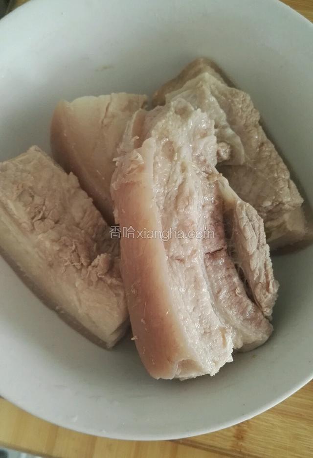 压好的五花肉盛出沥干水分备用