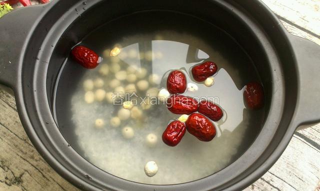 砂锅加１０００毫升水，把大米，莲子红枣淘洗干净放入，大火烧开转小火褒制１０分钟