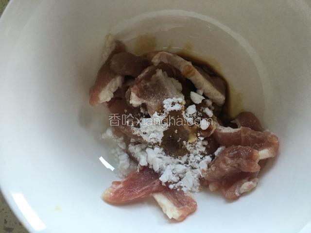 猪肉切片，放鲜酱油、2g盐和淀粉抓匀，腌制20分钟。
