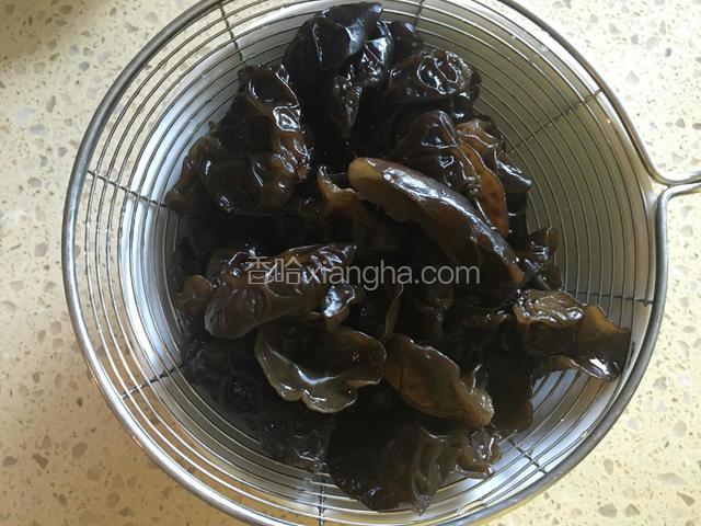 干木耳泡发，清洗干净，开水焯烫一下，沥干水分。