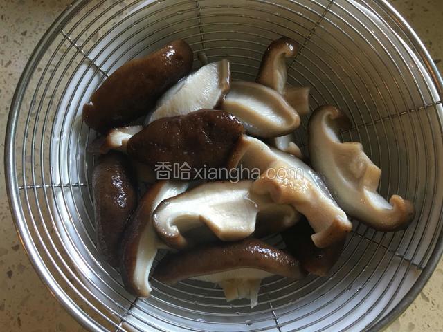 香菇洗净去蒂，切粗条，开水中焯烫一下，过凉水沥干水分。