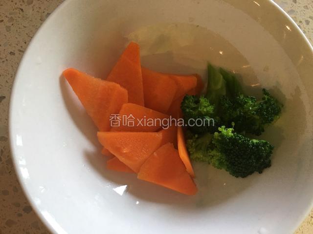 胡萝卜切片，西兰花掰小朵，二者开水焯烫一下，过凉水沥干水分。