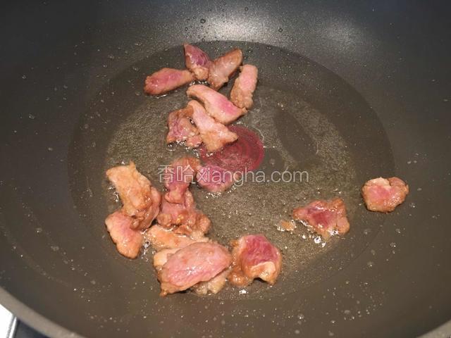 热锅凉油，油温升高后放入腌制好的肉翻炒，炒至肉变色，盛出备用。