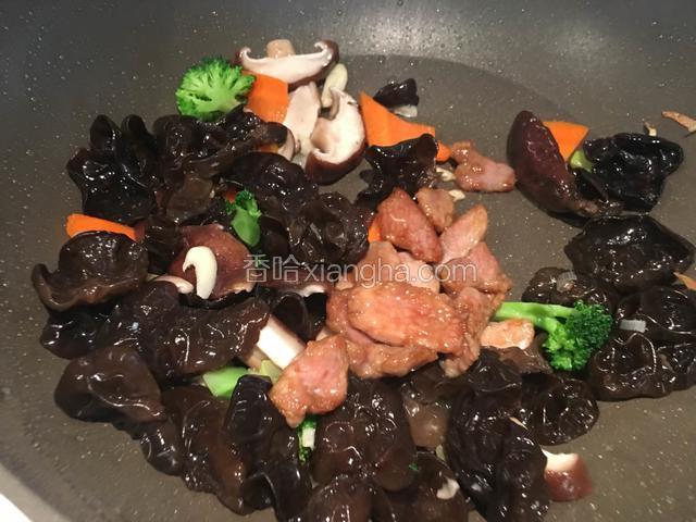 放入肉翻炒。