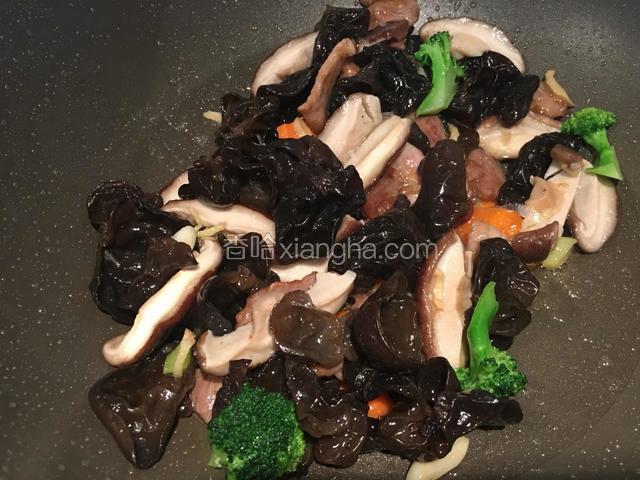 放入鸡粉翻炒均匀，关火。