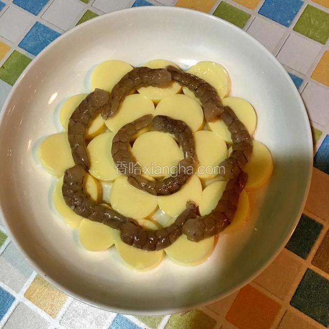 处理好的虾仁摆在豆腐上，成如图形状
