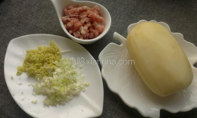 葱姜剁细末，猪肉剁成泥，莲藕去皮备用