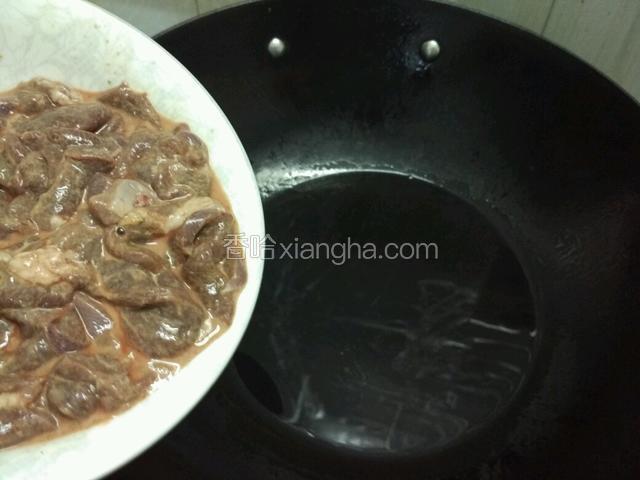 油锅多放些油，猪肝比瘦肉吸油，油烧至八层热冒烟时关火再倒入猪肝划散；
