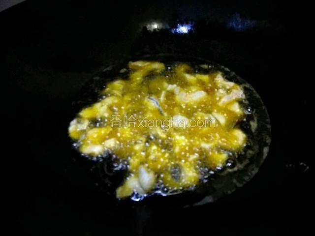 油滚，放蝴蝶鱼片入锅炸