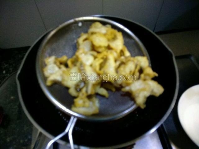 鱼肉炸至金黄出锅