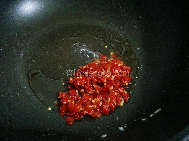 锅里放入少许油，放入剁椒煸香
