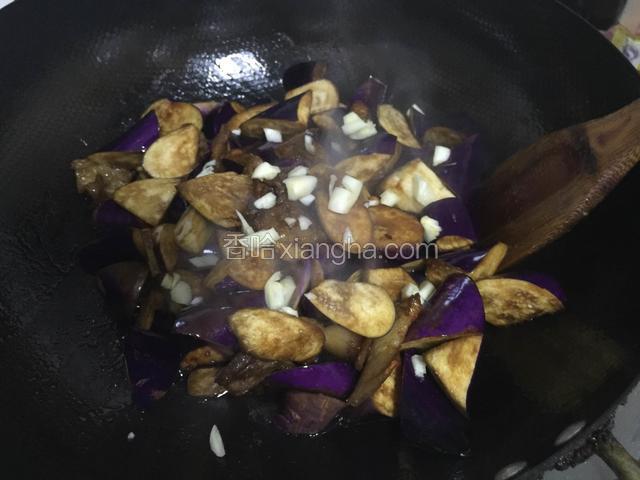 茄子变软以后加入大蒜