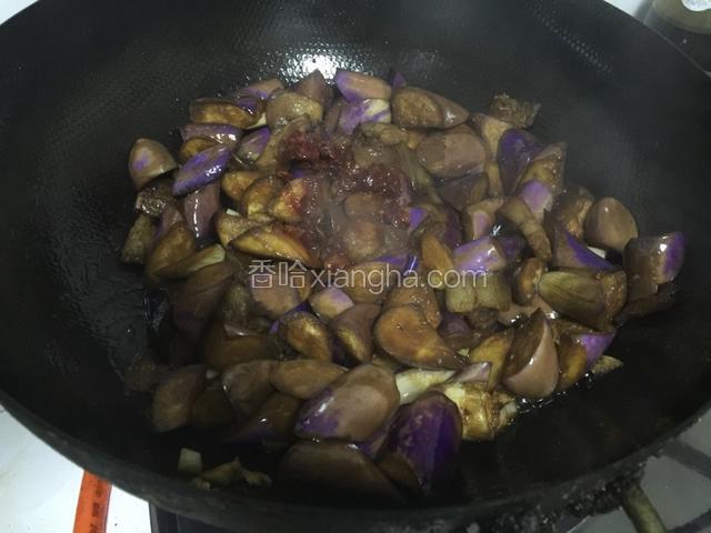 ➕一勺豆豉酱.翻炒混合