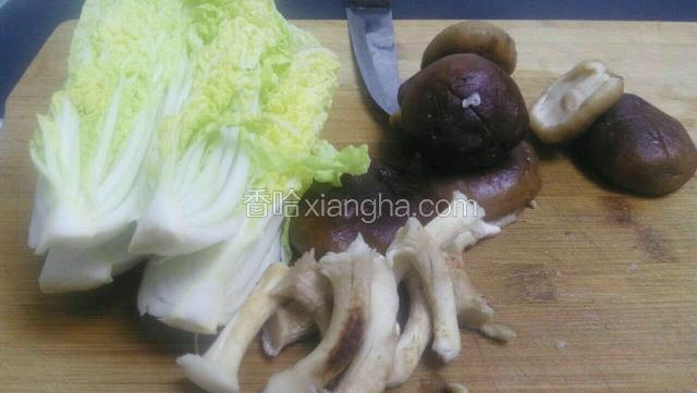 娃娃菜一切四瓣，洗净备用。香菇取蒂。