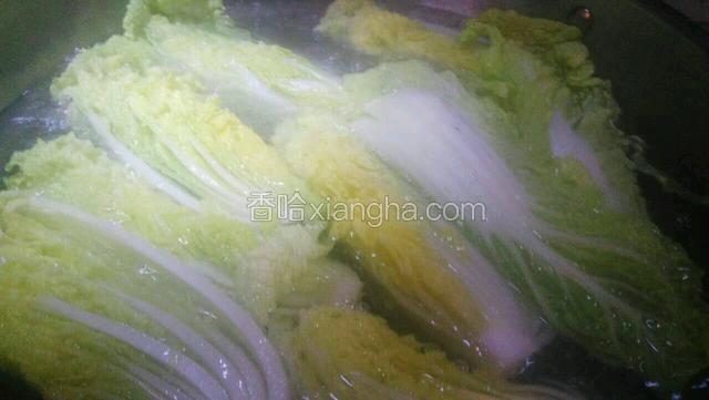 娃娃菜在开水锅里焯一下。