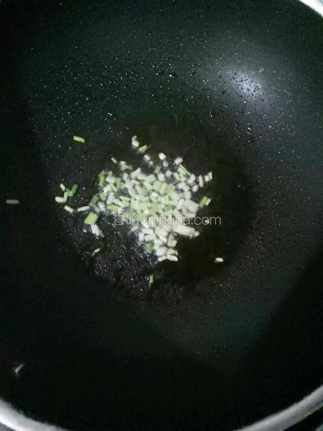 锅中放适量玉米油，下葱白和生姜先炝锅。