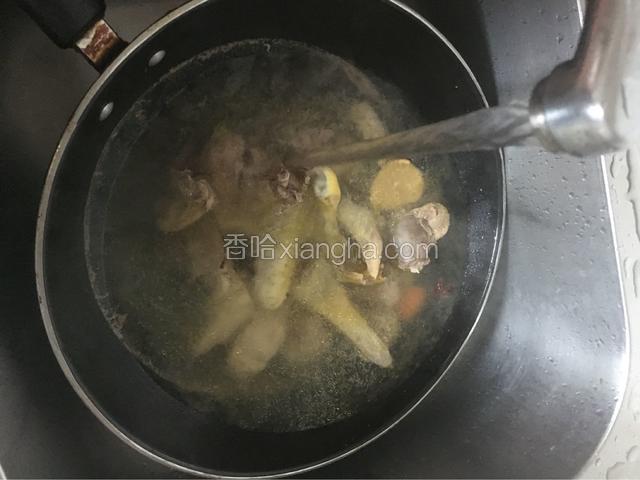 水开后，将鸭块放入水龙头下冲洗干净，沥干水份