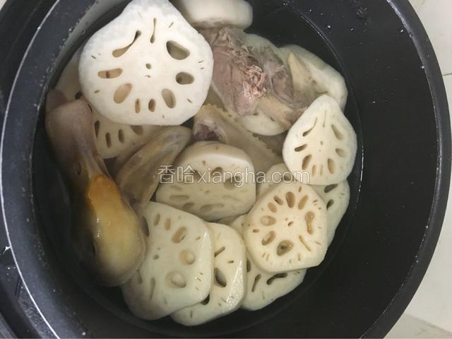 将沥干水分的鸭块和藕块放入高压锅，加适量的水设定煲汤键