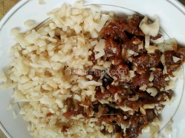 肉馅腌好后和藕末一块放入大碗中准备好