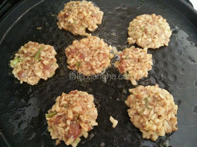 电饼铛放油烧热，将做好的肉饼放进去煎