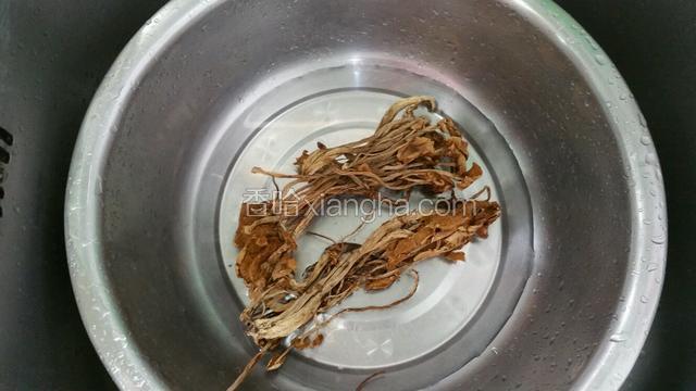 茶树菇洗净，去根茎