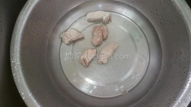 排骨洗净锅里焯一下，再用清水清洗一遍