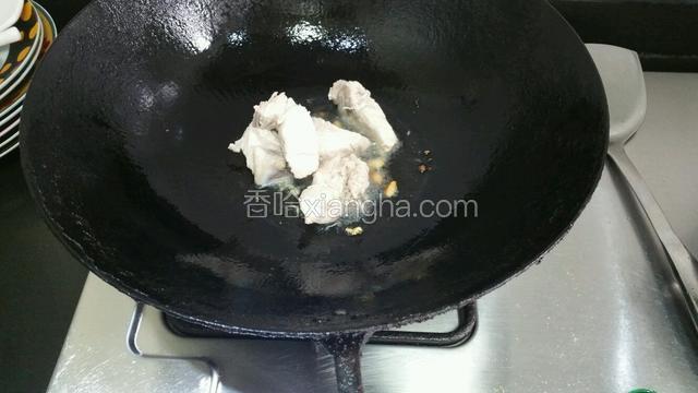 放肉煸炒3~5分钟