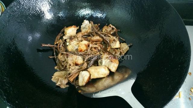 放入茶树菇，辣椒，酱油，料酒，八角，糖继续煸炒3~5分钟