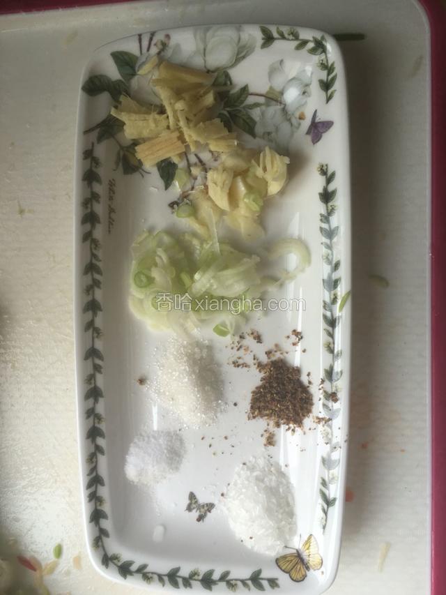 准备辅调味料，葱切葱花，姜去皮切成丝，蒜拍碎切成片，精盐，白糖，味精，胡椒粉，蚝油，高汤，色拉油。