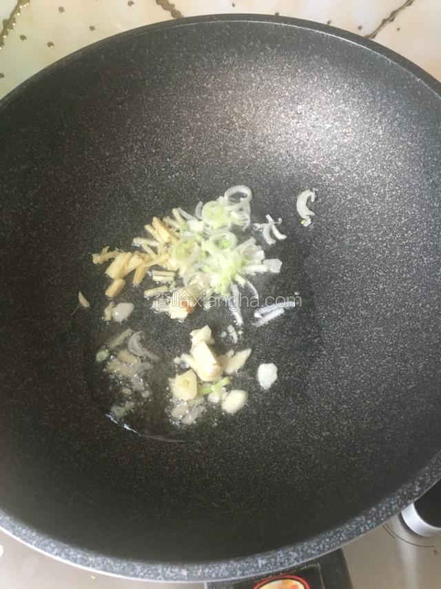 支锅烧热，放入色拉油，放入葱姜蒜爆香。