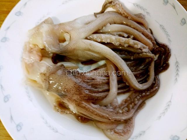 准备鱿鱼须清洗干净