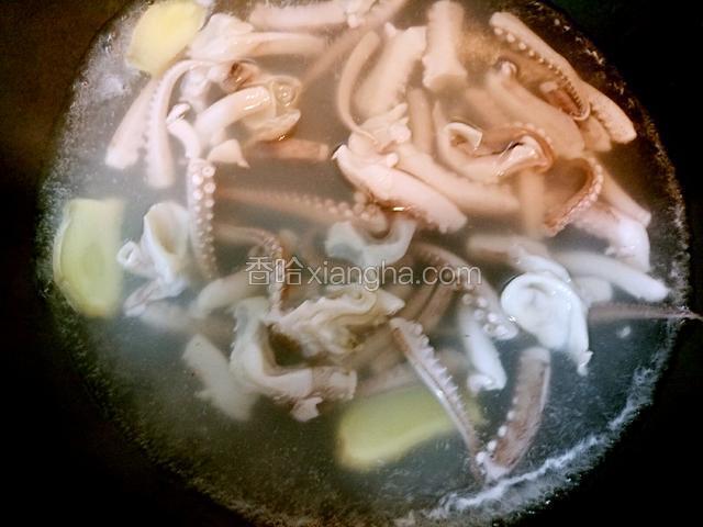 下入鱿鱼须焯至变白色即可捞出沥干水分