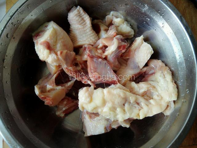 鸡架去头和屁股切块