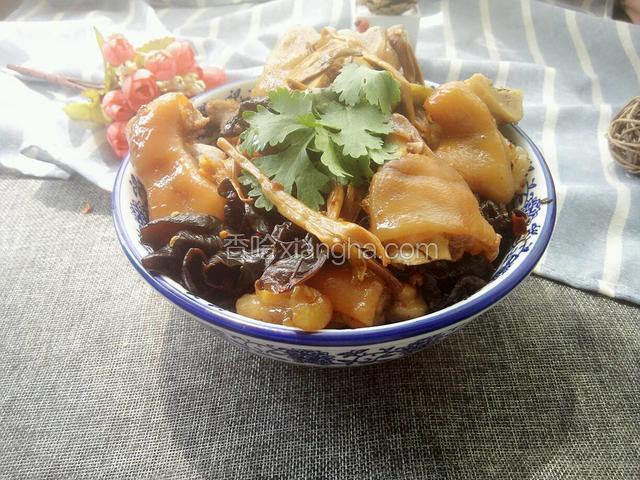 汤汁收干，鸡肉软烂盛出