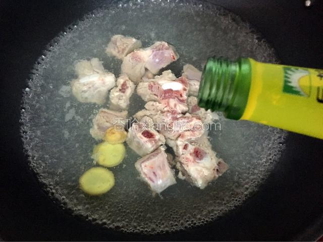 锅中倒入适量的清水烧开后放入姜片、排骨、料酒煮两三分钟