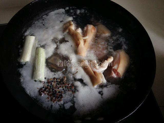 放在凉水中加入葱段，姜片和花椒粒冒血水煮2分钟