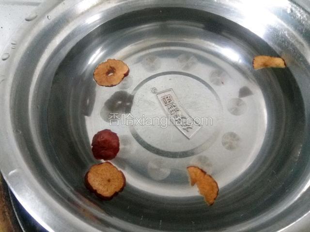 锅加冷水，放入枣片，煮一会