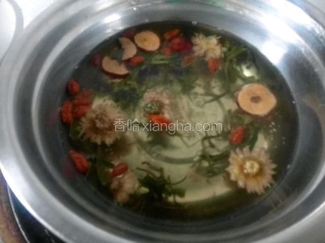 加菊花，枸杞，茶叶，冰糖继续煮
