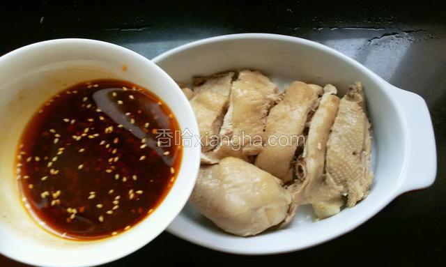 把三黄鸡起块码在盘中，碗汁浇在鸡肉上即可。