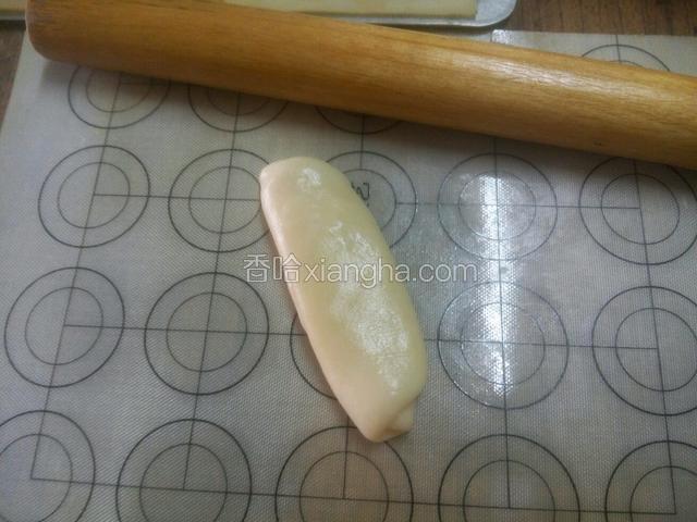 取一个松弛好的，再次擀开，