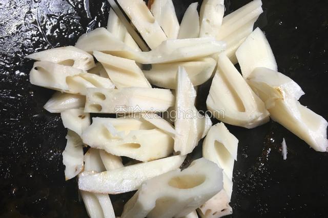 藕入锅煸炒；