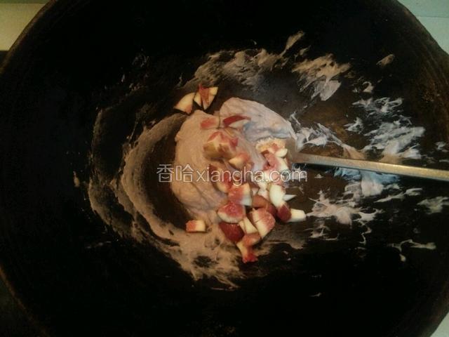 再加入油，五花果，继续煸炒