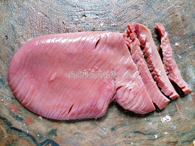 旋转90℃，同样菜刀倾斜45℃划花刀，划到第四刀斜切断，切成条状腰花。
全部切好冲洗干净。