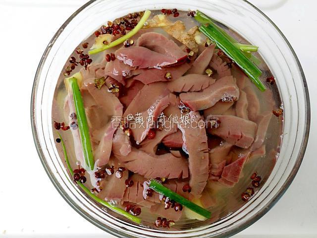 倒入腰花，用手反复抓捏至水变混浊后倒掉，再换上干净的水继续抓捏，直至换掉捏出的水变清澈即可。
