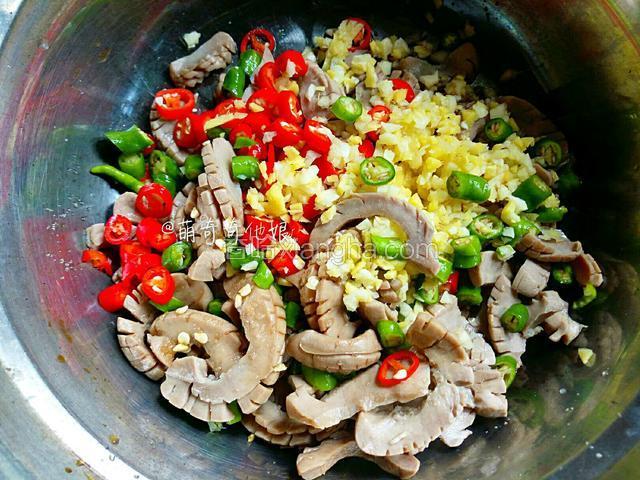倒入碗里，加入辣椒和姜蒜蓉，加1勺生抽，适量盐，鸡精，花椒粉。
（也可以根据个人口味调入少许醋。）