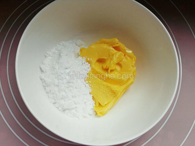 黄油软化手指轻戳就有坑，加入糖粉