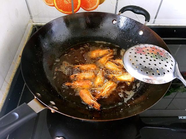 煎成金黄色，捞出沥干油分即可。